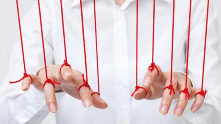 Sognate una relazione fondata sull'onestà e la trasparenza? Affidatevi alle stelle e vedrete che riuscirete ad avere la storia d'amore che desiderate. Da sempre, infatti, l'oroscopo si rivela un fedele alleato nell'aiutarci a comprendere le persone che abbiamo di fronte, mettendoci in allerta su eventuali ipocriti e traditori. E per aiutarvi a non cadere in questa trappola, oggi vi sveliamo i tre segni zodiacali più bugiardi, da cui fareste bene a tenervi alla larga se volete al vostro fianco un partner sincero. Curiosi di sapere di chi si tratta? Gemelli Se avete avuto a che fare con un Gemelli sarete d'accordo con noi: questo è in assoluto il segno più bugiardo dello zodiaco. Animato da una forte dualità, vive a proprio agio nella menzogna, finendo per confonderla con la realtà. I nati sotto questo segno, infatti, sono portati per natura a raccontare bugie, e lo fanno senza cattiveria. È una tendenza innata, che difficilmente riescono a combattere, pur provandoci. Se decidete di cominciare una relazione con un Gemelli, quindi, tenete conto. La verità potreste non conoscerla mai. Toro Per quanto possa stupirvi, al secondo posto della classifica dei segni zodiacali più bugiardi troviamo il Toro. Nonostante il loro animo buono e generoso, i nati sotto questo segno hanno una spiccata tendenza a mentire, soprattutto per i propri interessi. Trattandosi di persone che faticano a darsi completamente all'interno di una relazione, una volta che riescono a farlo si rendono disposti a tutto pur di non rovinare quello che hanno costruito. Anche a raccontare bugie al partner. Un'arma a doppio taglio, è evidente. Bilancia Ecco un segno zodiacale per cui le bugie sono praticamente all'ordine del giorno. Nonostante sia mossa dalle migliore intenzioni, la Bilancia finisce sempre con il rimanere incastrata nella trama delle bugie che racconta. I nati sotto questo segno, infatti, amano vivere le relazioni all'insegna dell'equilibrio e della serenità, per cui preferiscono raccontare una bugia piuttosto che lanciarsi in una discussione di coppia. Proprio per questo, sono convinti di mentire a fin di bene, senza pensare che stanno ferendo il partner.