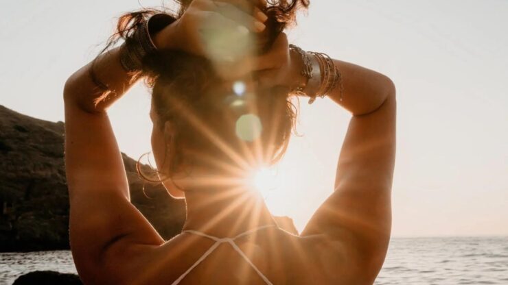 ragazza di spalle in controluce