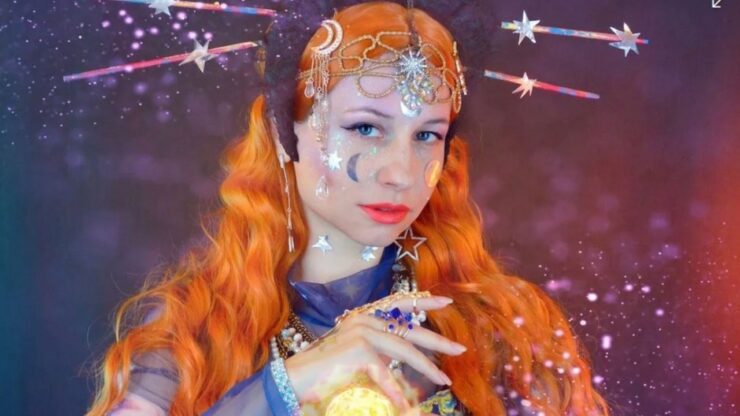 donna ricoperta di stelle