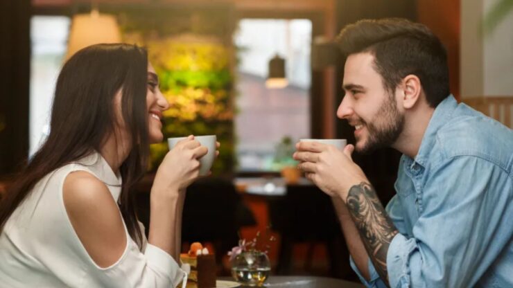 uomo e donna seduti di fronte