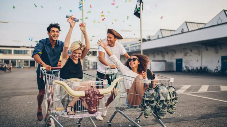 uomini e donne che ridono