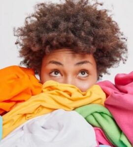 ragazza con capelli ricci