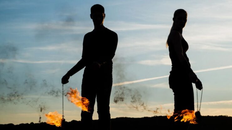 uomo e donna in controluce