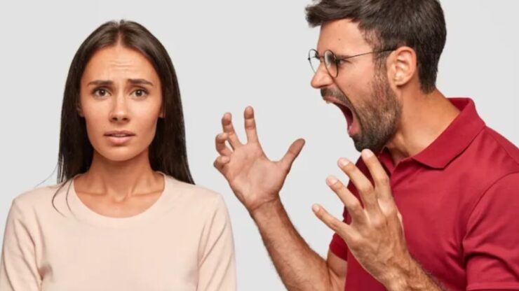 uomo che urla contro una donna