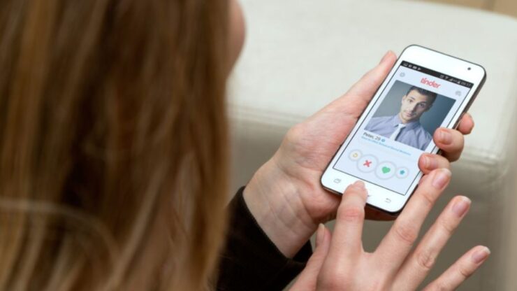 ragazza con cellulare in mano