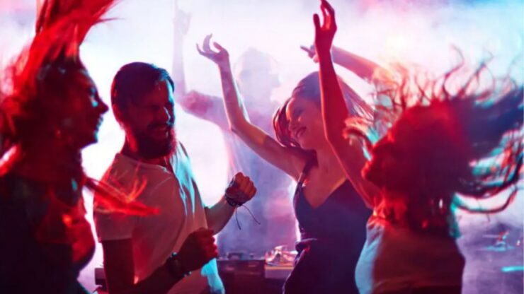 persone in discoteca