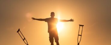 uomo in controluce