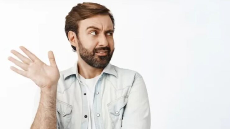 uomo con mano sollevata