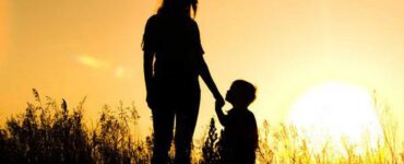 madre figlio al tramonto