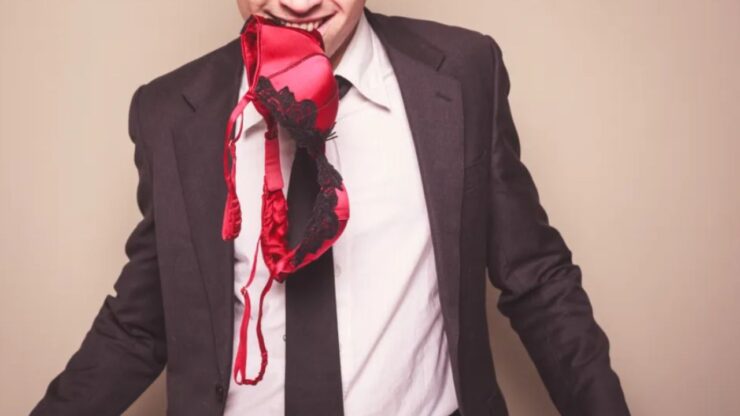 uomo con completo elegante
