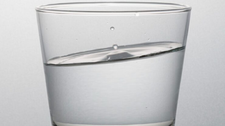 Perché mettere un bicchiere d'acqua sotto il letto