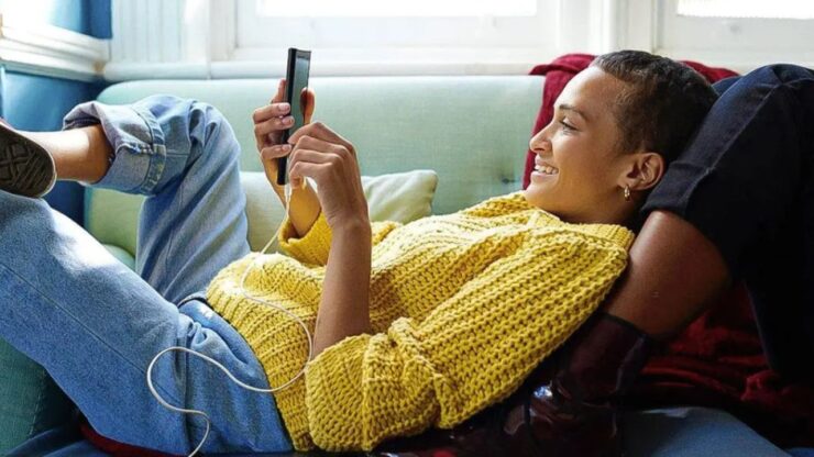 ragazza al cellulare