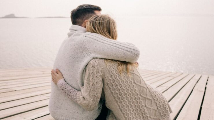 uomo e donna di spalle