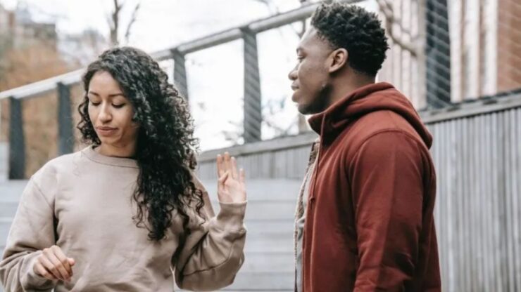 ragazza che litiga con il partner
