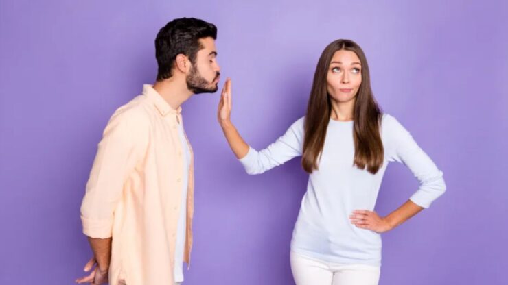 ragazza che allontana un ragazzo