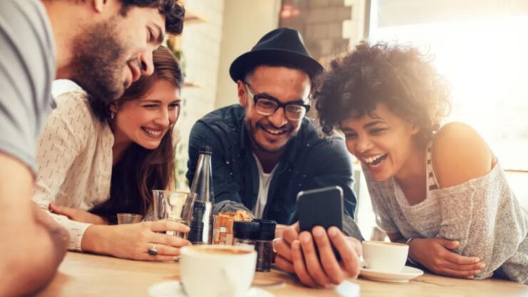 persone che guardano uno smartphone