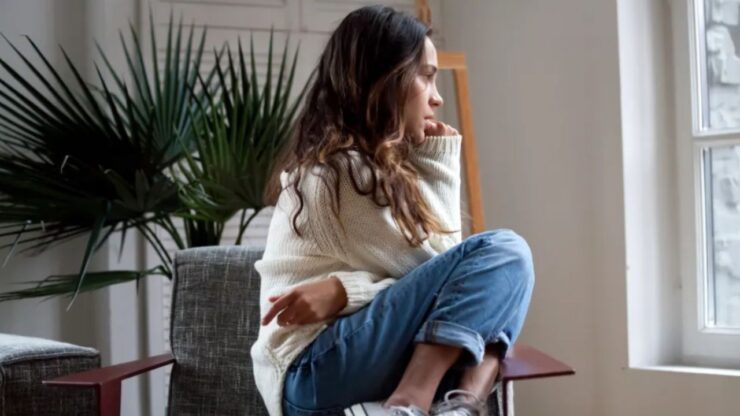 ragazza seduta
