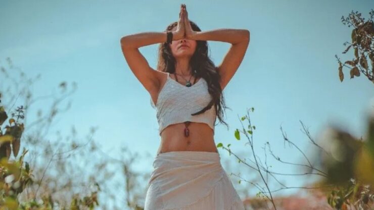 donna che fa yoga