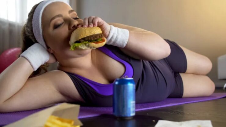 donna mangia un hamburger
