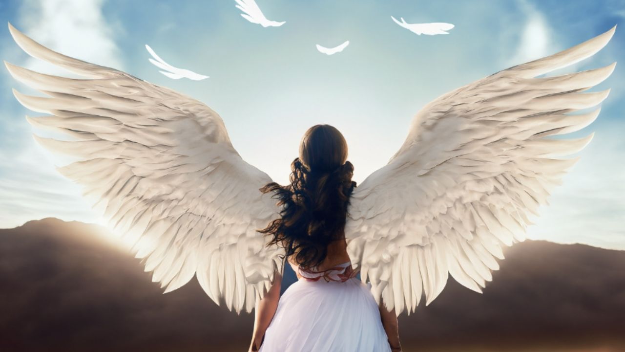 angelo con le ali spiegate