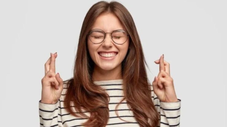ragazza con occhi chiusi