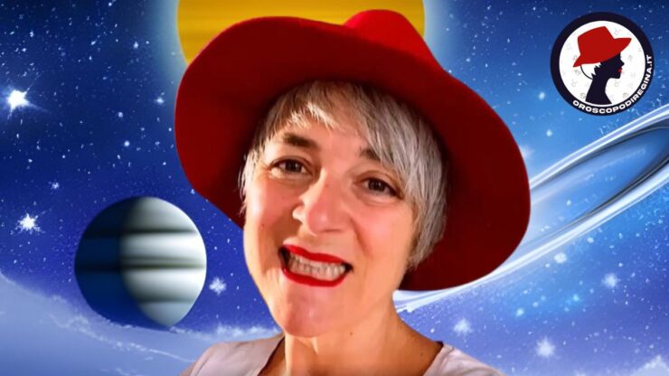 regina con cappello e rossetto rossi