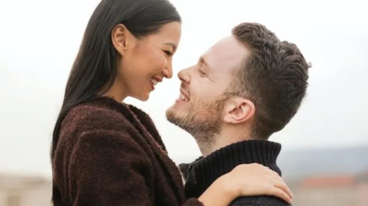 uomo e donna vicini
