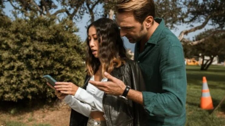 persone che guardano uno smartphone