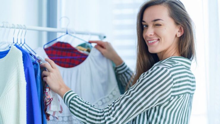 donna che sistema i vestiti
