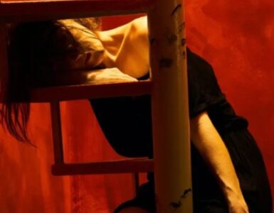 donna su fondo rosso