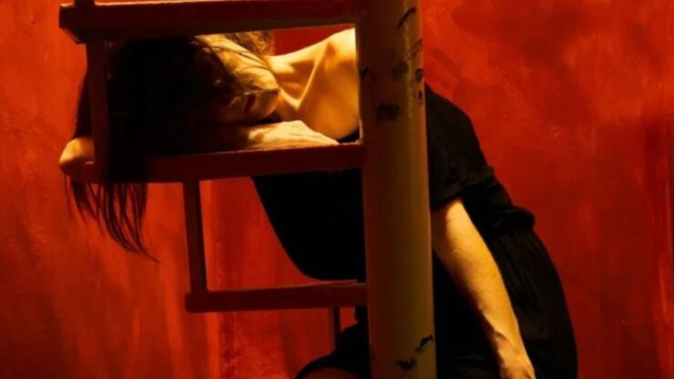 donna su fondo rosso