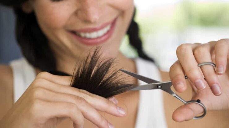 ragazza che taglia i capelli