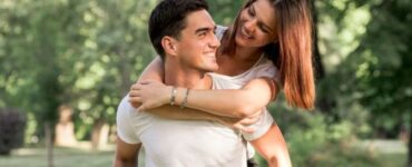 uomo che tiene una donna sulle spalle
