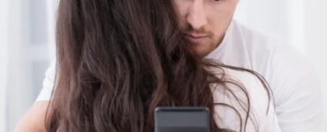 uomo che guarda lo schermo del cellulare