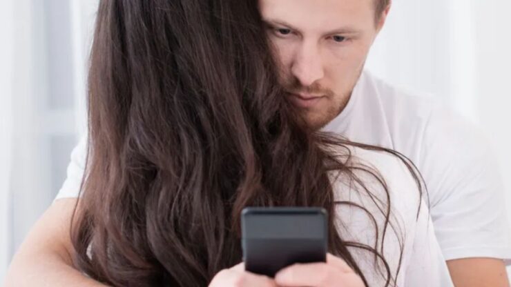 uomo che guarda lo schermo del cellulare