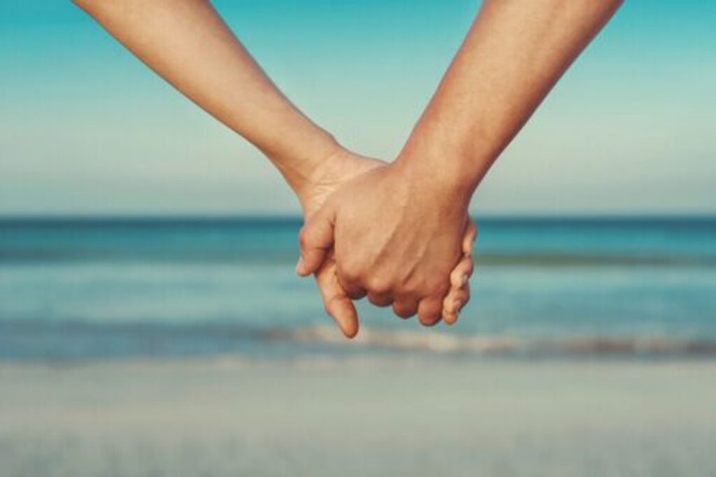 Che Significa Quando Un Uomo Viene Subito Cosa significa quando un uomo ti tiene la mano quando cammini?