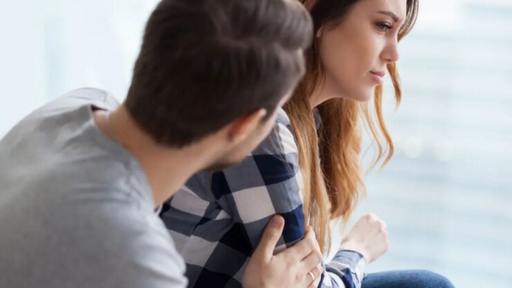 uomo che tocca il braccio di una donna