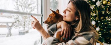 ragazza che guarda fuori dalla finestra