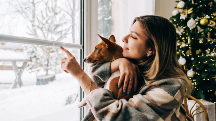 ragazza che guarda fuori dalla finestra