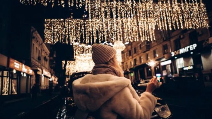 ragazza sotto le luminarie