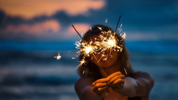 ragazza che festeggia