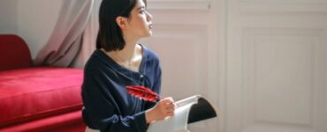 donna che scrive sul diario