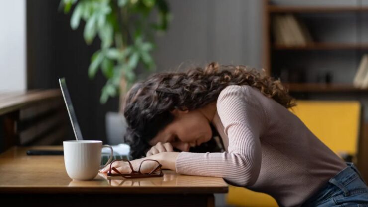 ragazza che poggia la testa sul tavolo